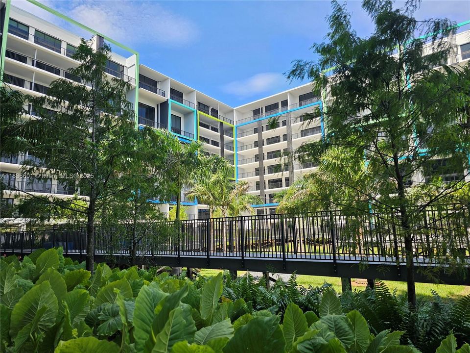 For Rent: $3,205 (2 beds, 2 baths, 1015 Square Feet)