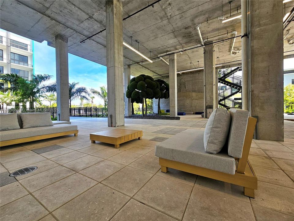 For Rent: $3,205 (2 beds, 2 baths, 1015 Square Feet)