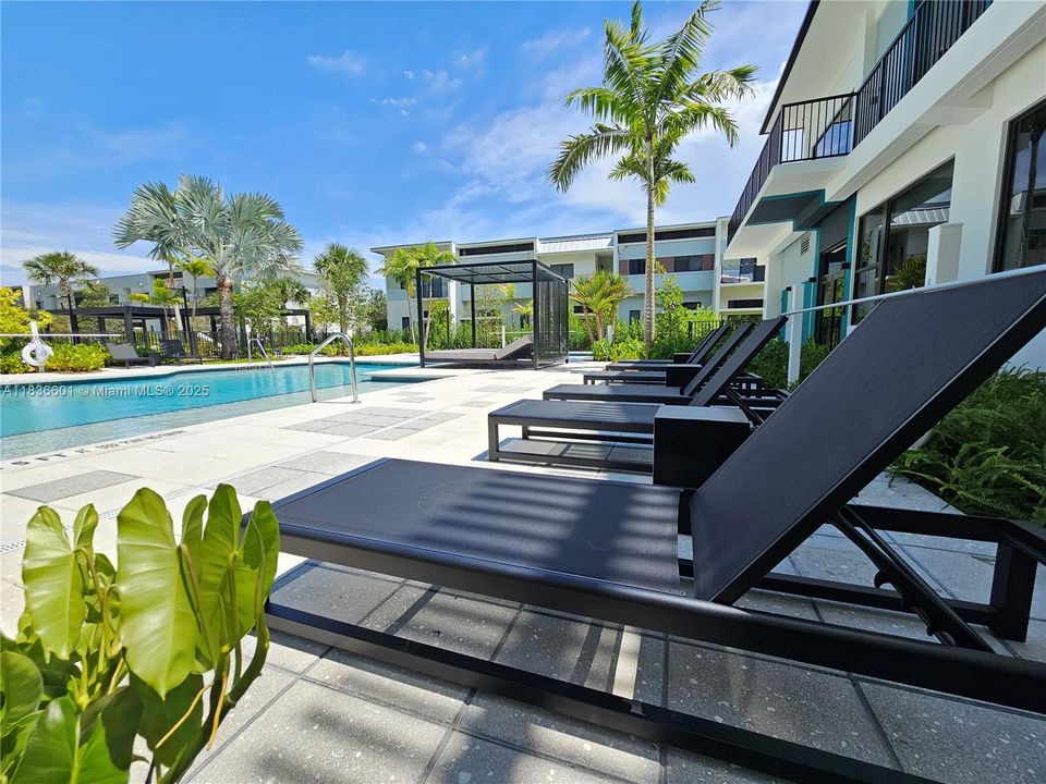 For Rent: $3,205 (2 beds, 2 baths, 1015 Square Feet)