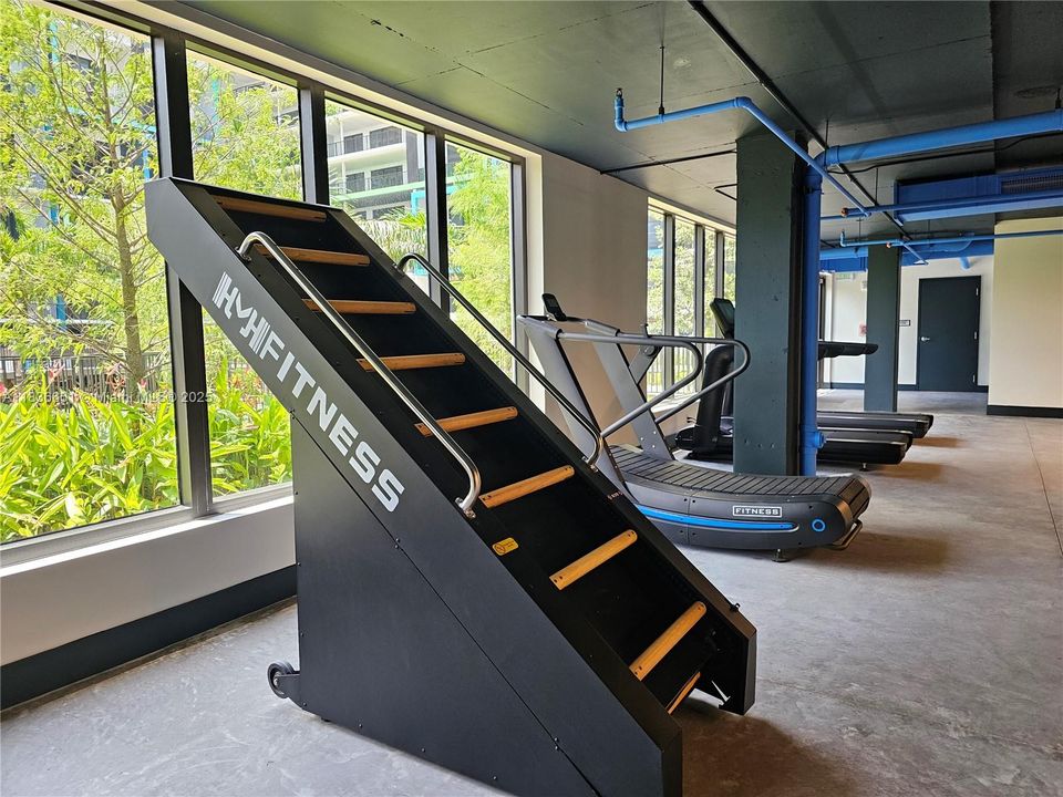 For Rent: $3,205 (2 beds, 2 baths, 1015 Square Feet)