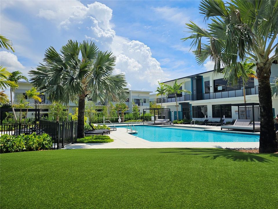 For Rent: $3,205 (2 beds, 2 baths, 1015 Square Feet)