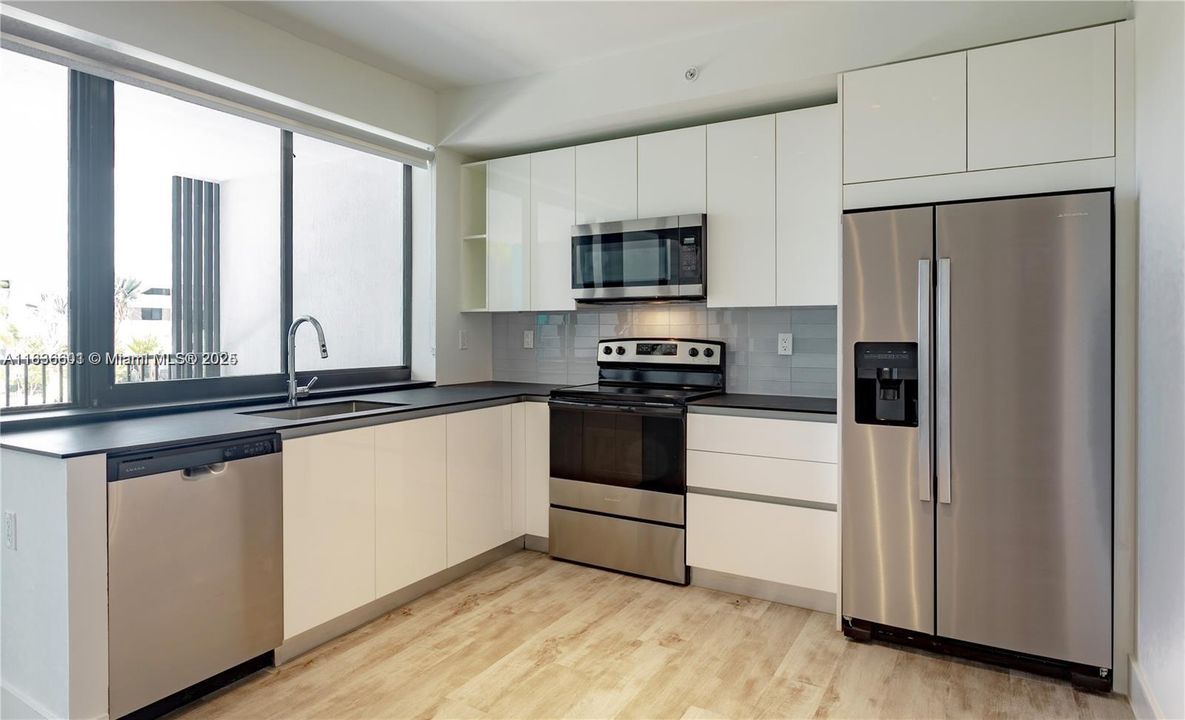 For Rent: $3,205 (2 beds, 2 baths, 1015 Square Feet)