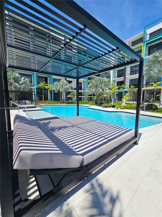 For Rent: $3,205 (2 beds, 2 baths, 1015 Square Feet)