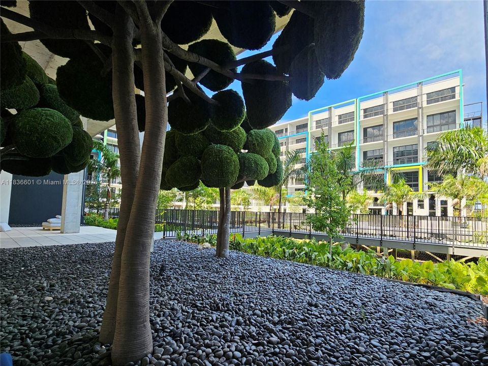 For Rent: $3,205 (2 beds, 2 baths, 1015 Square Feet)