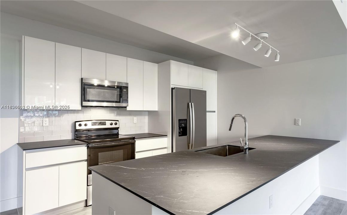 For Rent: $3,205 (2 beds, 2 baths, 1015 Square Feet)