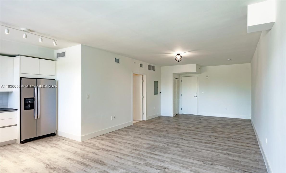 For Rent: $3,205 (2 beds, 2 baths, 1015 Square Feet)