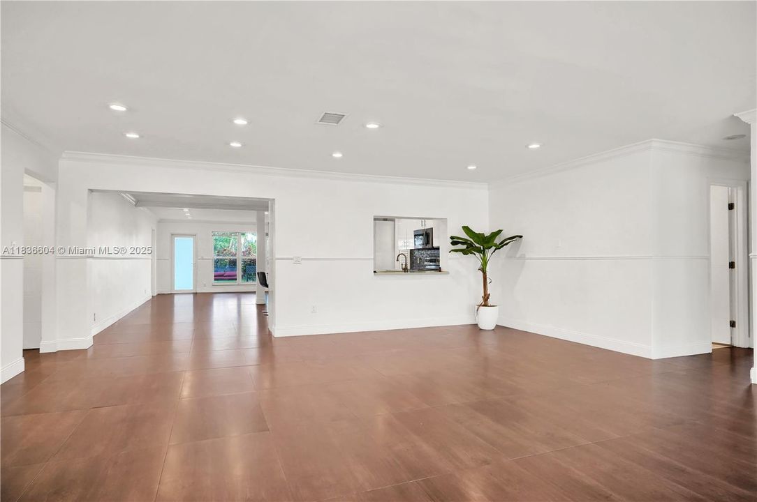 Activo con contrato: $799,999 (5 camas, 4 baños, 2712 Pies cuadrados)