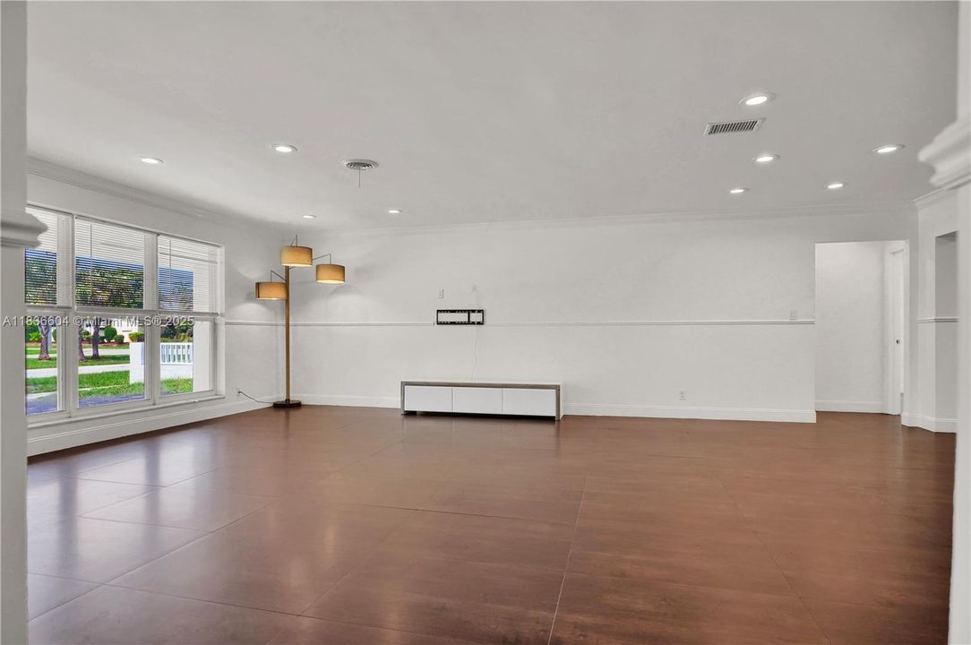 Activo con contrato: $799,999 (5 camas, 4 baños, 2712 Pies cuadrados)