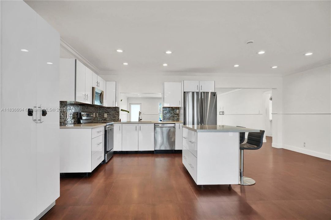 Activo con contrato: $799,999 (5 camas, 4 baños, 2712 Pies cuadrados)