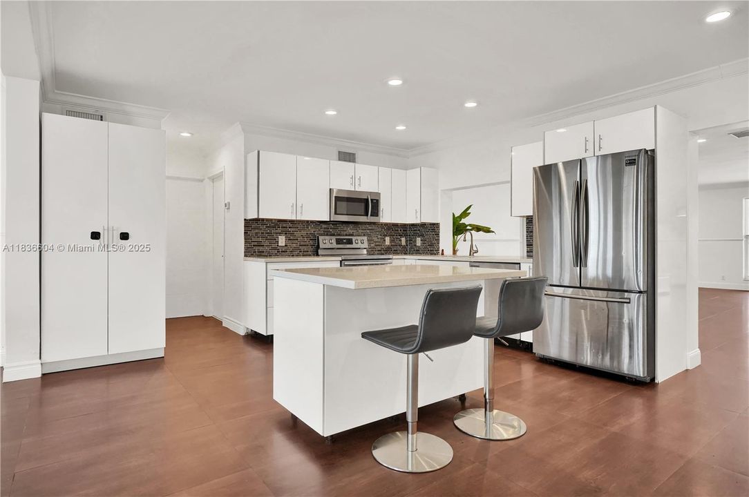 Activo con contrato: $799,999 (5 camas, 4 baños, 2712 Pies cuadrados)