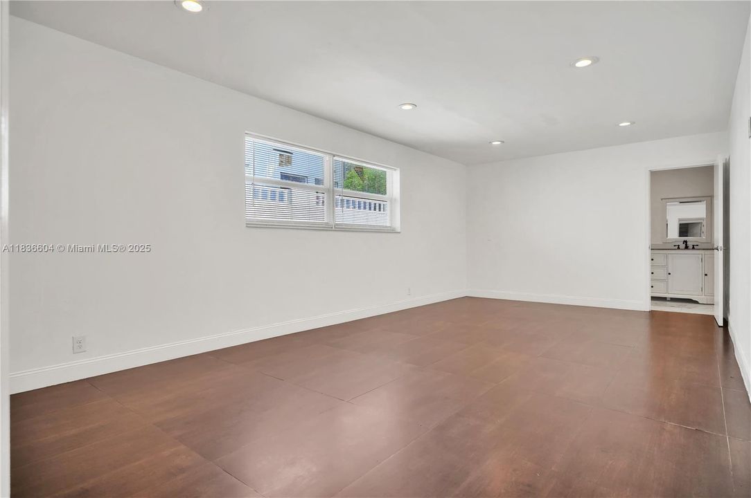 Activo con contrato: $799,999 (5 camas, 4 baños, 2712 Pies cuadrados)