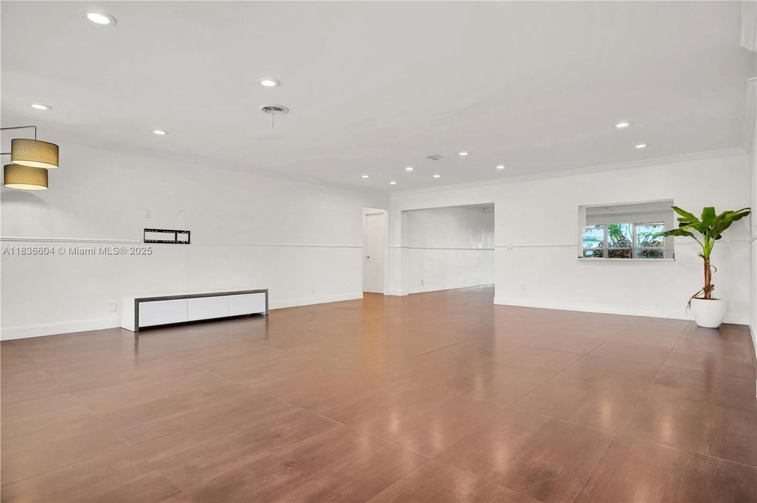 Activo con contrato: $799,999 (5 camas, 4 baños, 2712 Pies cuadrados)