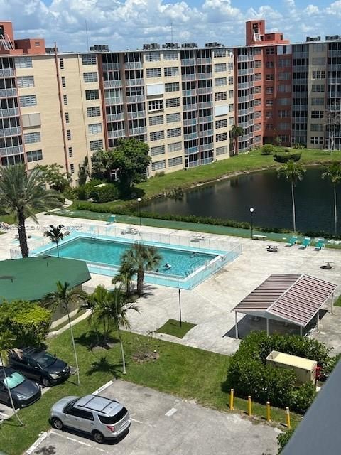 For Sale: $225,000 (2 beds, 1 baths, 1036 Square Feet)