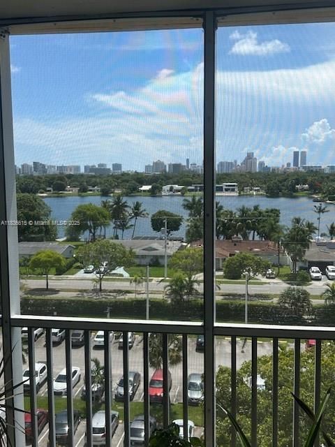 For Sale: $225,000 (2 beds, 1 baths, 1036 Square Feet)