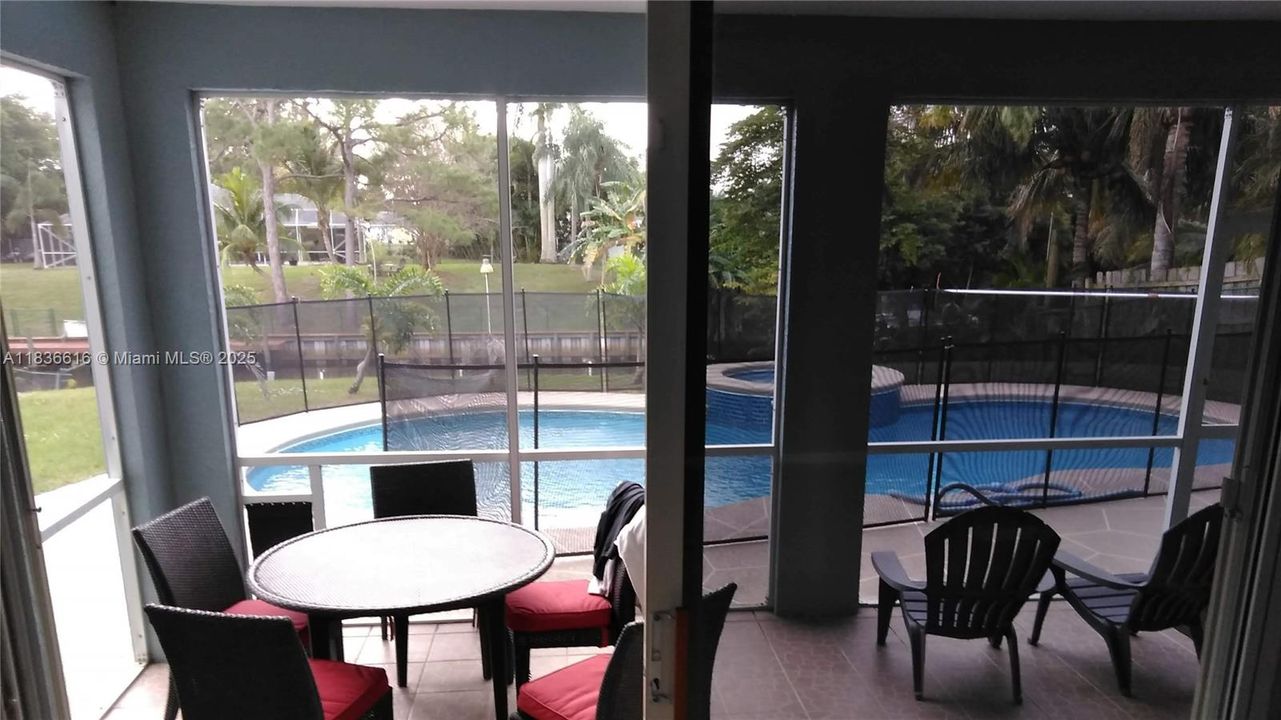 Vendido Recientemente: $620,000 (4 camas, 4 baños, 2512 Pies cuadrados)