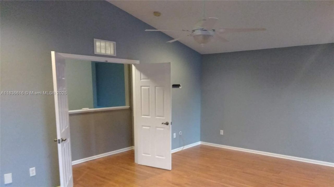 Vendido Recientemente: $620,000 (4 camas, 4 baños, 2512 Pies cuadrados)