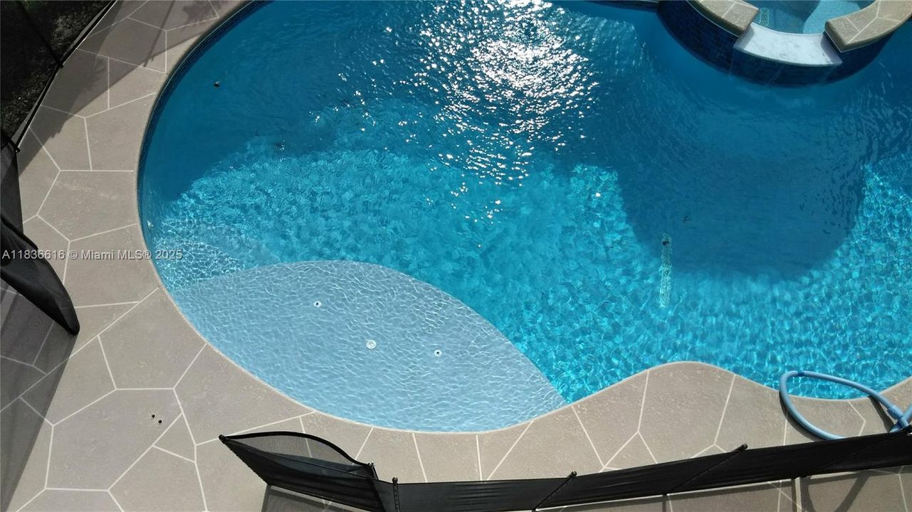 Vendido Recientemente: $620,000 (4 camas, 4 baños, 2512 Pies cuadrados)