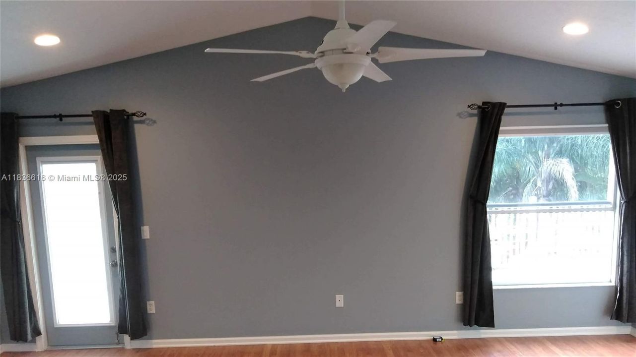 Vendido Recientemente: $620,000 (4 camas, 4 baños, 2512 Pies cuadrados)