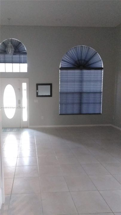 Vendido Recientemente: $620,000 (4 camas, 4 baños, 2512 Pies cuadrados)