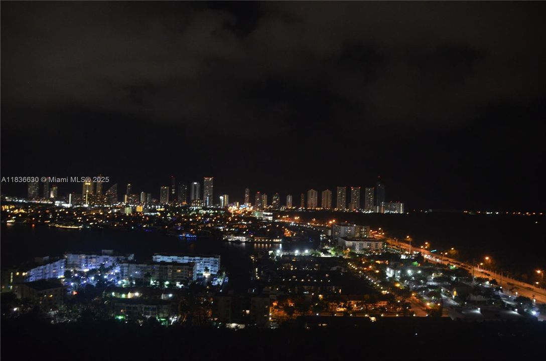 Active With Contract: $3,600 (2 beds, 2 baths, 937 Square Feet)