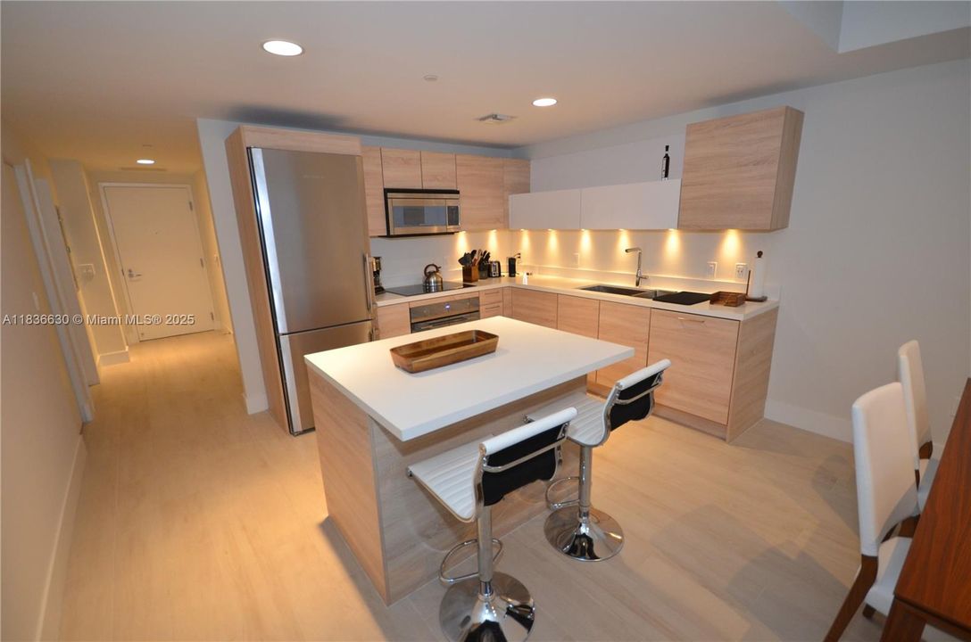 Active With Contract: $3,600 (2 beds, 2 baths, 937 Square Feet)