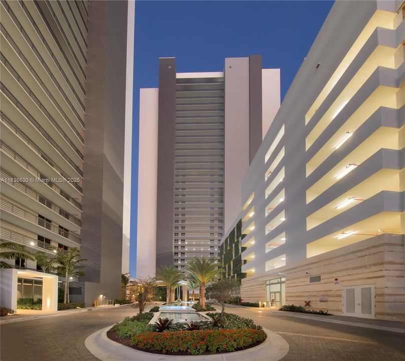 Active With Contract: $3,600 (2 beds, 2 baths, 937 Square Feet)