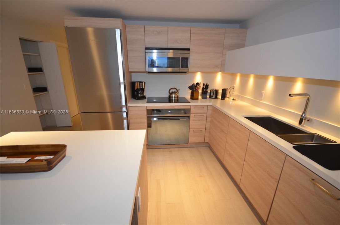 Active With Contract: $3,600 (2 beds, 2 baths, 937 Square Feet)