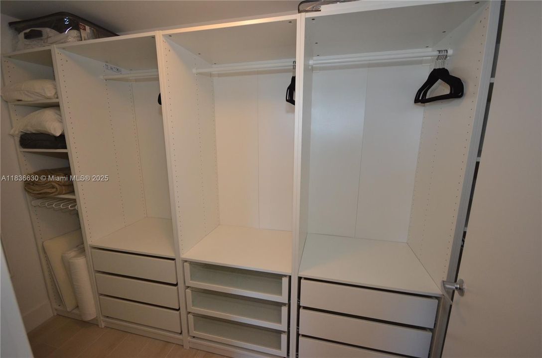 Active With Contract: $3,600 (2 beds, 2 baths, 937 Square Feet)