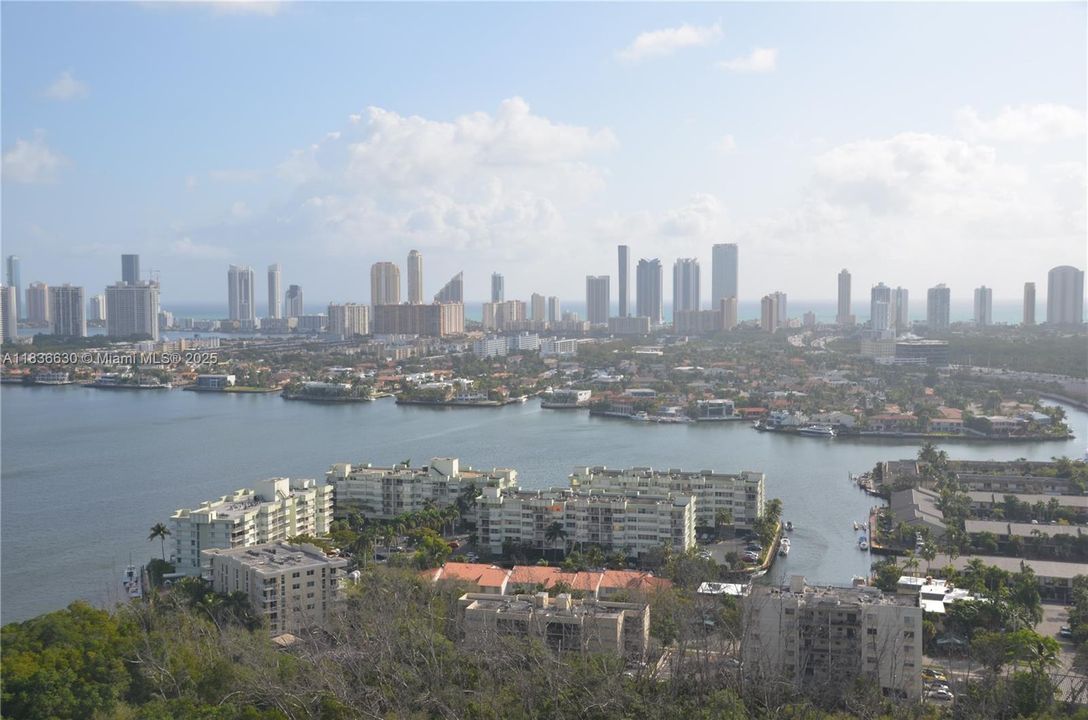 Active With Contract: $3,600 (2 beds, 2 baths, 937 Square Feet)