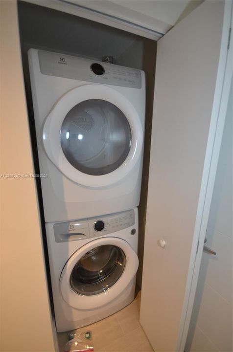 Active With Contract: $3,600 (2 beds, 2 baths, 937 Square Feet)