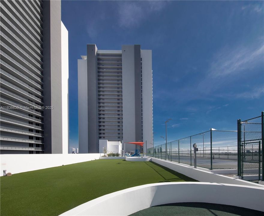 Active With Contract: $3,600 (2 beds, 2 baths, 937 Square Feet)