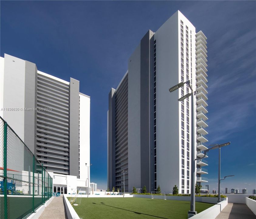 Active With Contract: $3,600 (2 beds, 2 baths, 937 Square Feet)