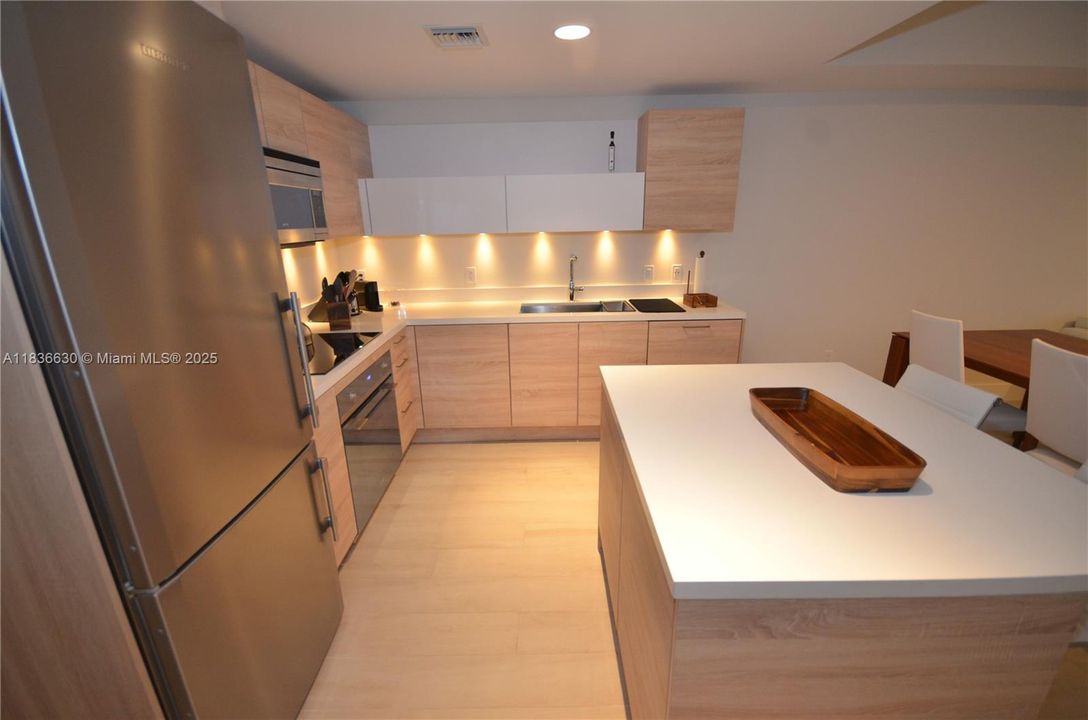 Active With Contract: $3,600 (2 beds, 2 baths, 937 Square Feet)