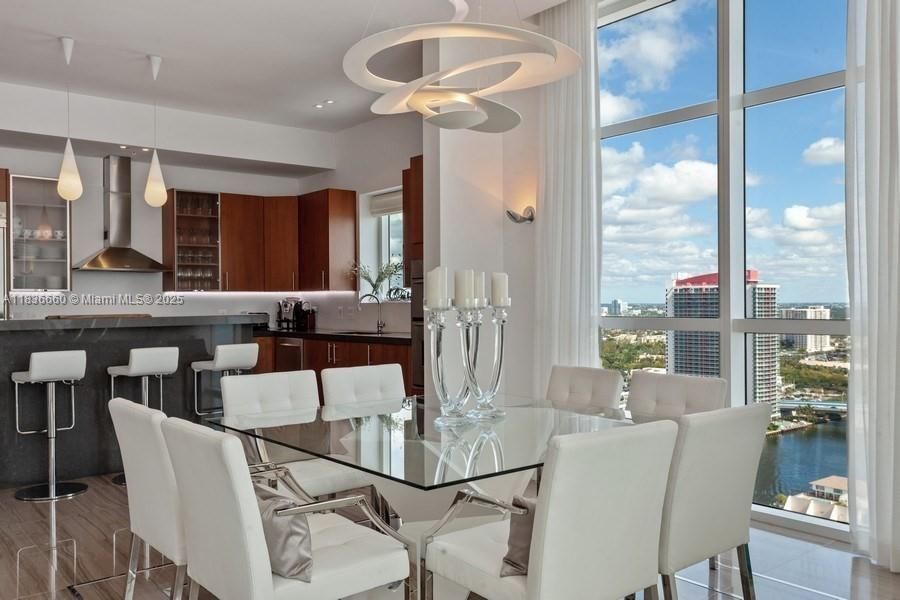 Vendido Recientemente: $1,250,000 (3 camas, 2 baños, 2050 Pies cuadrados)