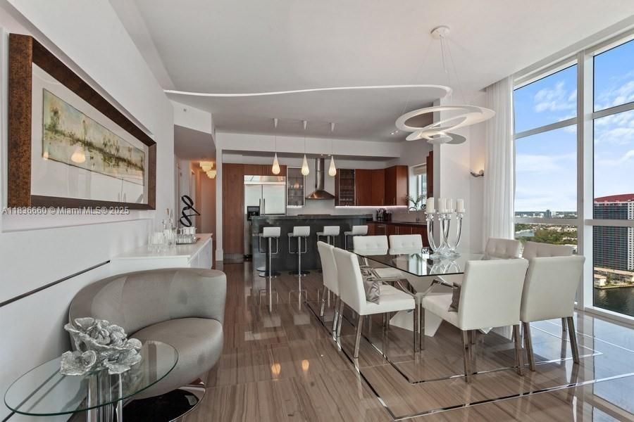 Vendido Recientemente: $1,250,000 (3 camas, 2 baños, 2050 Pies cuadrados)