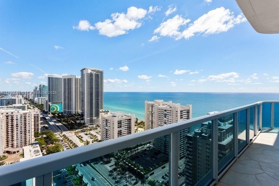 Vendido Recientemente: $1,250,000 (3 camas, 2 baños, 2050 Pies cuadrados)