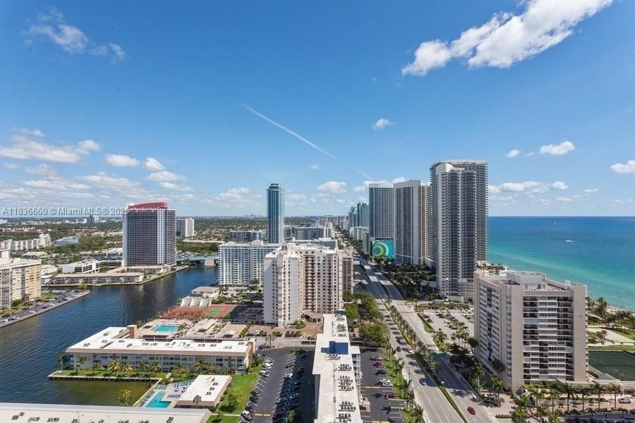 Vendido Recientemente: $1,250,000 (3 camas, 2 baños, 2050 Pies cuadrados)