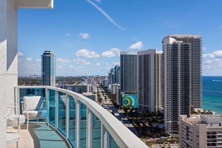 Vendido Recientemente: $1,250,000 (3 camas, 2 baños, 2050 Pies cuadrados)