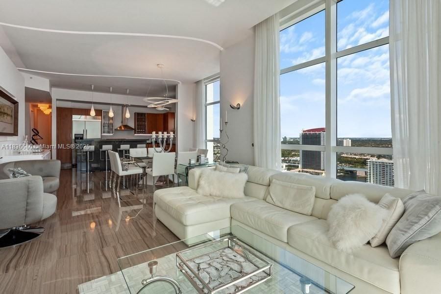 Vendido Recientemente: $1,250,000 (3 camas, 2 baños, 2050 Pies cuadrados)