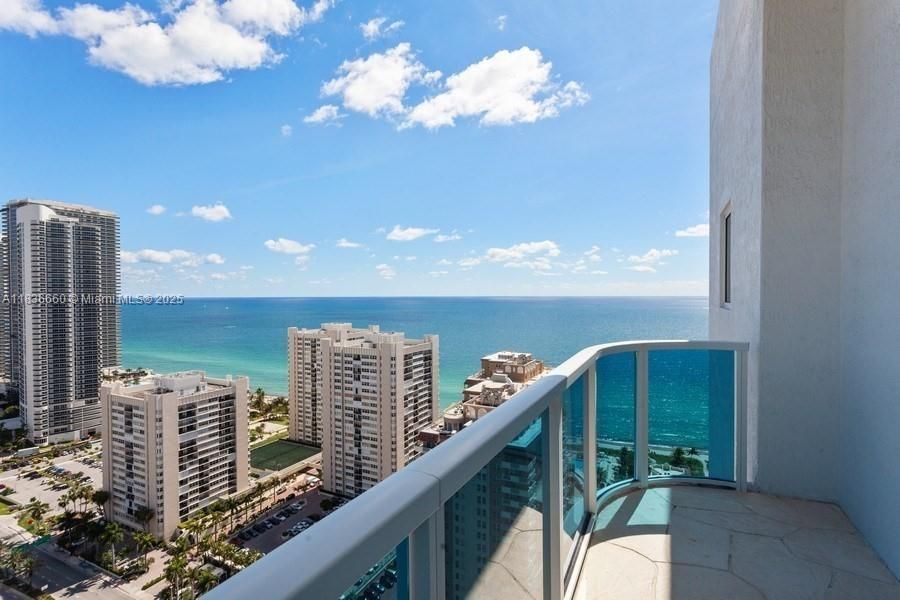 Vendido Recientemente: $1,250,000 (3 camas, 2 baños, 2050 Pies cuadrados)