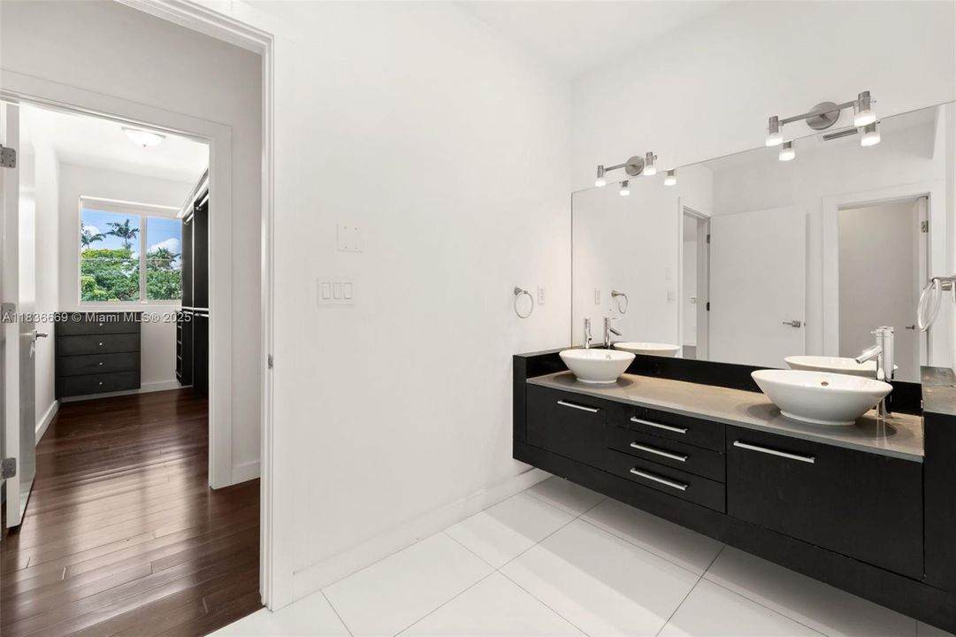 En Venta: $5,000,000 (4 camas, 4 baños, 4256 Pies cuadrados)