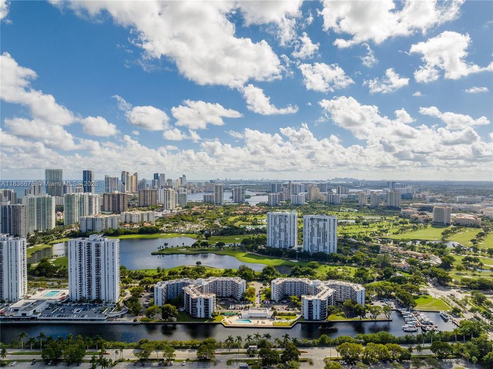 For Sale: $250,000 (2 beds, 2 baths, 1081 Square Feet)