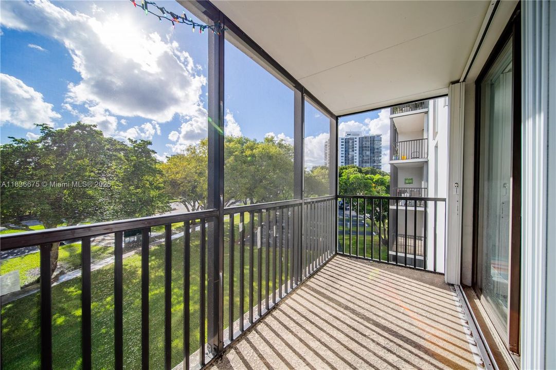 For Sale: $250,000 (2 beds, 2 baths, 1081 Square Feet)