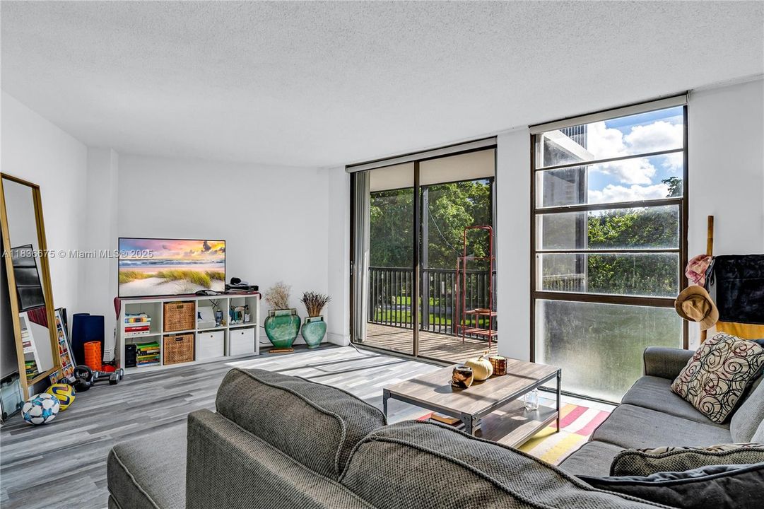 For Sale: $250,000 (2 beds, 2 baths, 1081 Square Feet)