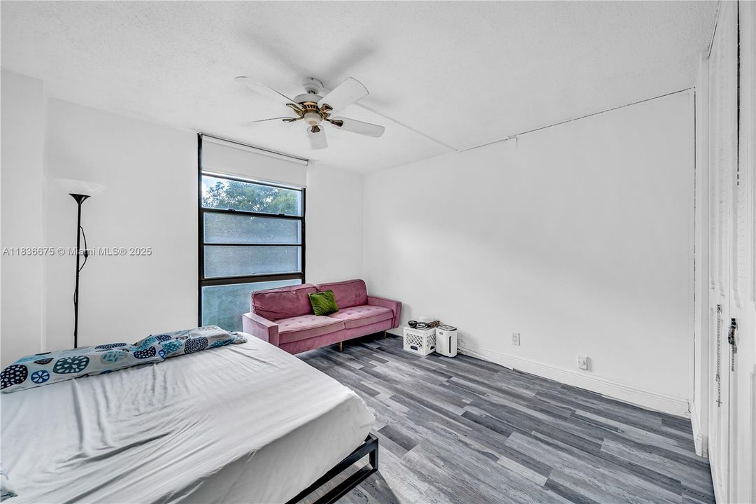 For Sale: $250,000 (2 beds, 2 baths, 1081 Square Feet)