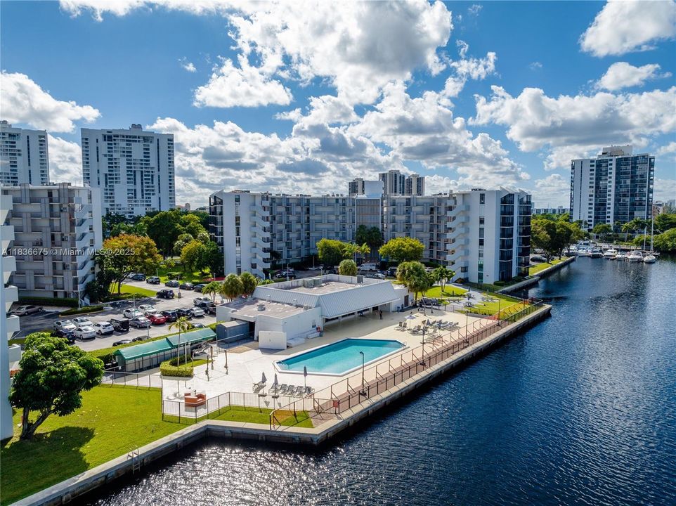 For Sale: $250,000 (2 beds, 2 baths, 1081 Square Feet)