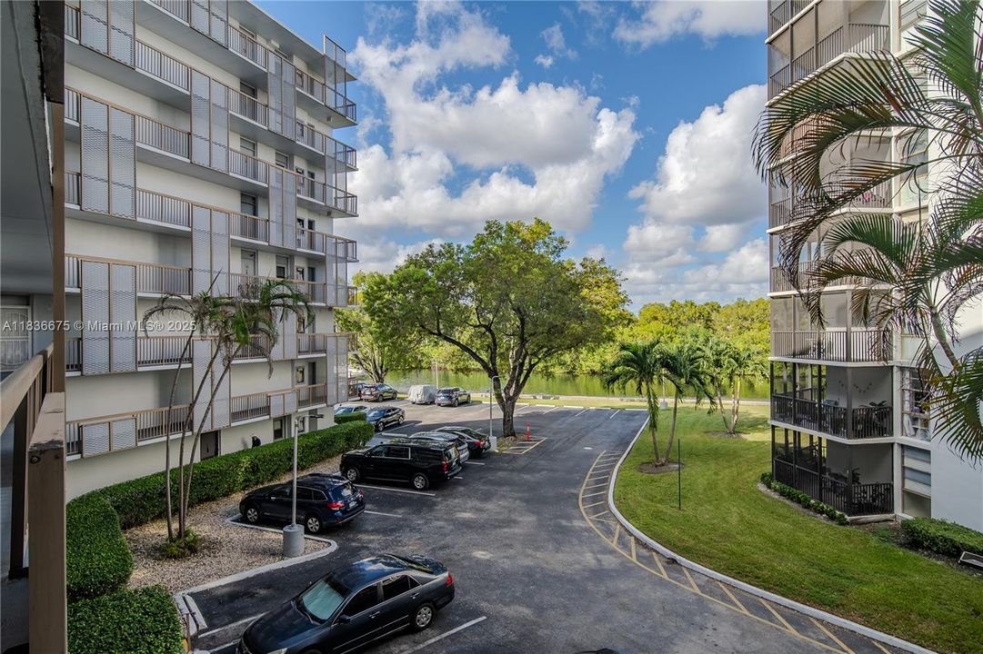 For Sale: $250,000 (2 beds, 2 baths, 1081 Square Feet)