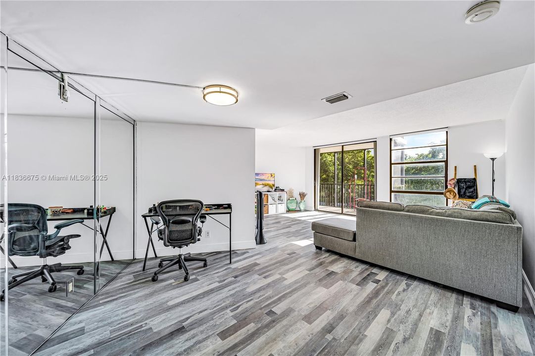 For Sale: $250,000 (2 beds, 2 baths, 1081 Square Feet)