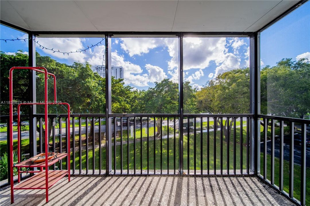 For Sale: $250,000 (2 beds, 2 baths, 1081 Square Feet)