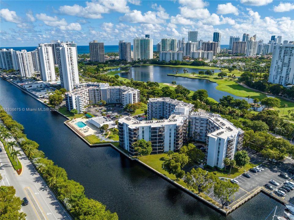 For Sale: $250,000 (2 beds, 2 baths, 1081 Square Feet)